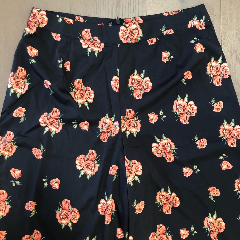 PrettyLittleThing Pink Floral Navy Culottes Pants - Picture 3 of 6